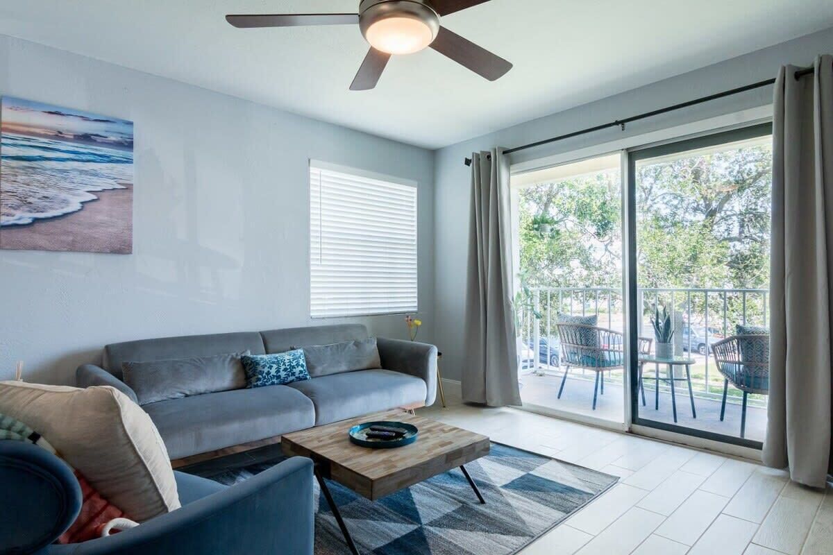 Télévision, livres, espaces bureaux