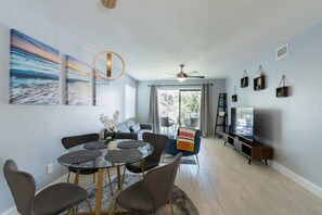 TV, offices - Updated Luxury Condo Close to Beach-Island Club (Melbourne)