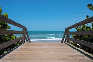 Beach nearby - 2BR Beachside Condo + Pool & Hot Tub | Island Club (Melbourne)