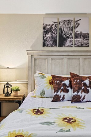 3 soverom, skrivebord, strykejern/-brett og reiseseng for barn