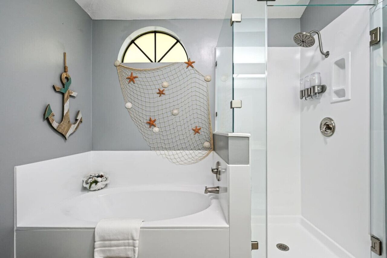Chuveiro/banheira combinados, secador de cabelo, toalhas de banho 