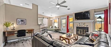 Smart-tv, een open haard, boeken en een kantoor