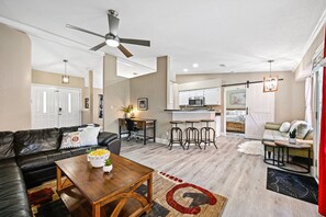 Smart-TV, peis, bøker og kontorer