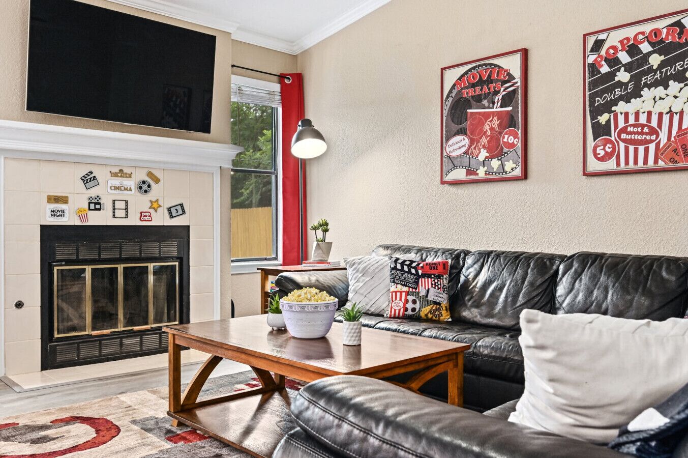 智能電視、壁爐、書籍、 辦公室