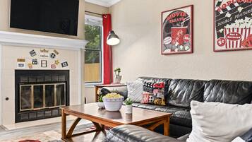 Smart-TV, Kamin, Bücher, Arbeitsbereiche