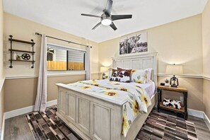 3 habitaciones, escritorio y tabla de planchar con plancha 