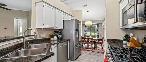 冷蔵庫、電子レンジ、オーブン、コンロ