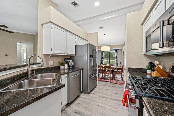 Refrigerador, microondas, horno y parrilla de estufa 