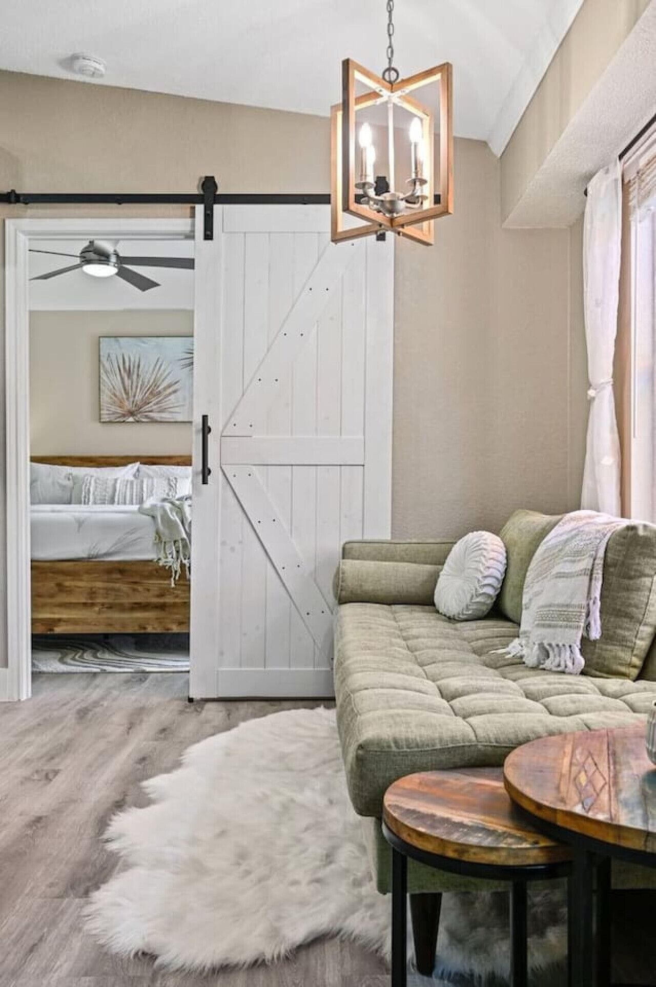 Smart-TV, peis, bøker og kontorer