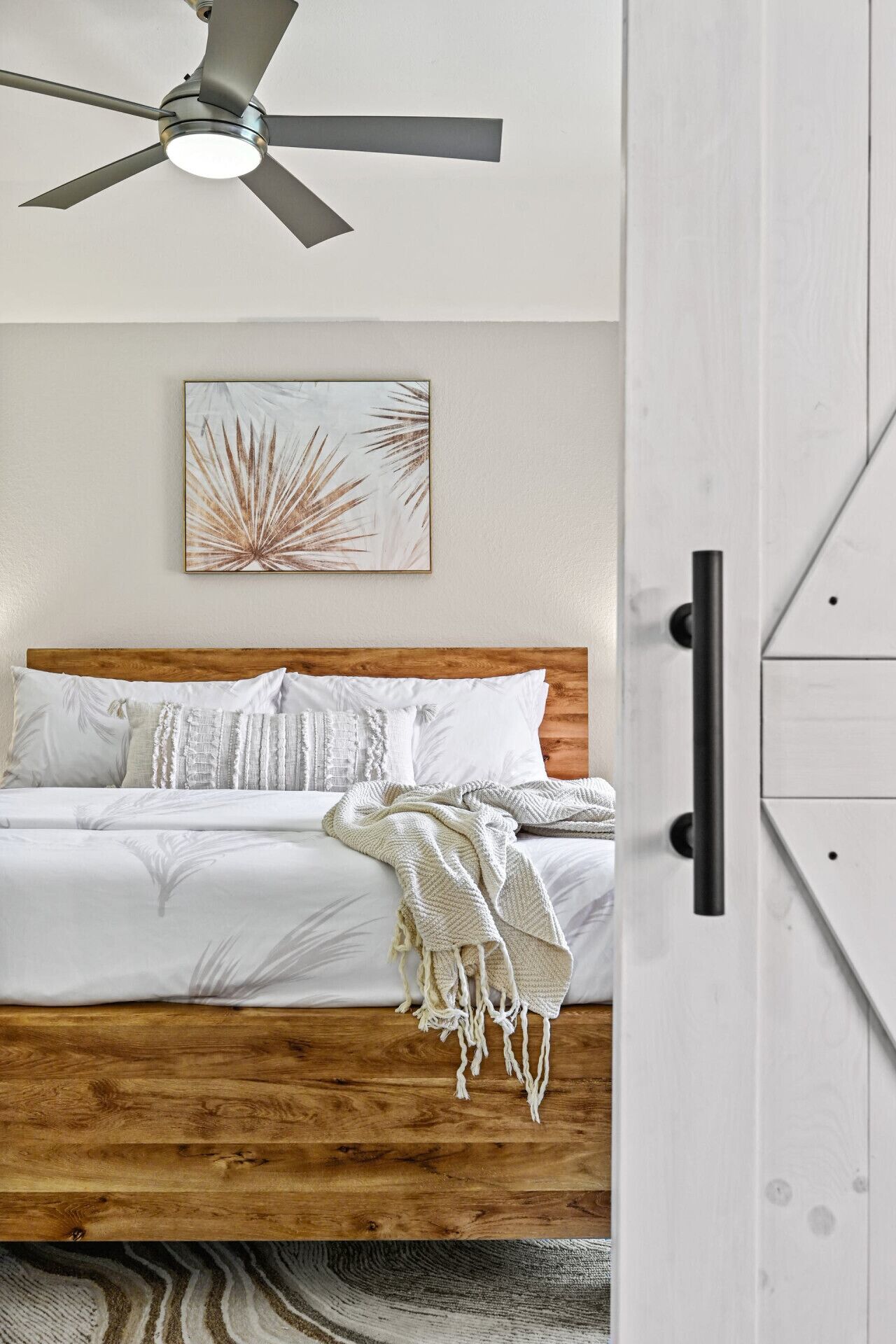 3 soverom, skrivebord, strykejern/-brett og reiseseng for barn