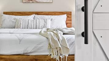 3 soverom, skrivebord, strykejern/-brett og reiseseng for barn