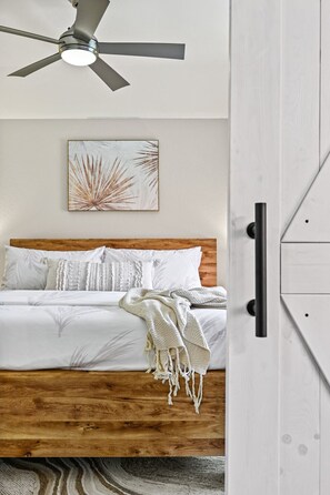 3 bedrooms, desk, iron/ironing board, travel crib - `Saloma Place` Pet-Friendly! Large yard! Work Space! (Austin)