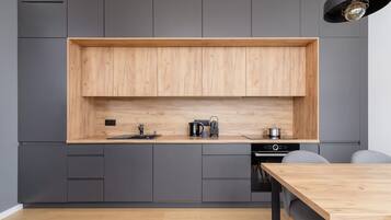 Kühlschrank, Mikrowelle, Ofen, Herdplatte