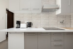 Fridge, stovetop, coffee/tea maker, electric kettle