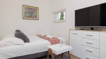 2 bedrooms, iron/ironing board, WiFi, bed sheets