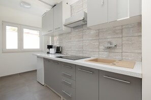 Geladeira, cooktop, cafeteira/chaleira