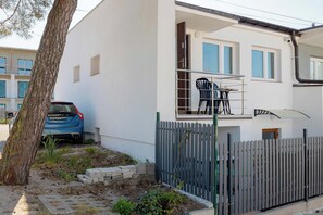 Outdoor dining - Słoneczna 1 Mielno | Charming Apartment | Parking (Mielno)