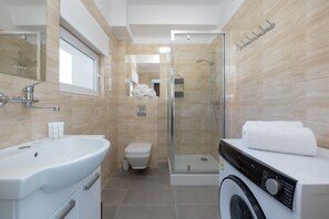 Dusche, Haartrockner, Handtücher, Shampoo
