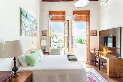 SPECTACULAR seaside Villa & POOL, Harbour & Ocean views, STARLinK, BBQ,6 bedroms