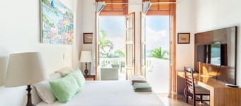 SPECTACULAR seaside Villa & POOL, Harbour & Ocean views, STARLinK, BBQ,6 bedroms