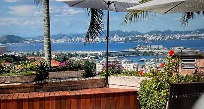 SPECTACULAR seaside Villa & POOL, Harbour & Ocean views, STARLinK, BBQ,6 bedroms