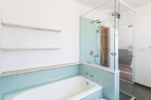 Douche, sèche-cheveux, bidet, serviettes fournies