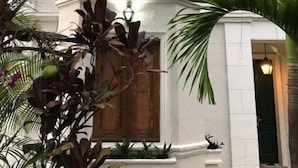 A white building with a balcony and a window. - SPECTACULAR seaside Villa & POOL, Harbour & Ocean views, STARLinK, BBQ,6 bedroms (Santa Teresa Rio de Janeiro)