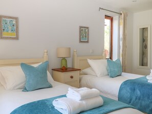 2 Schlafzimmer, individuell dekoriert, individuell eingerichtet