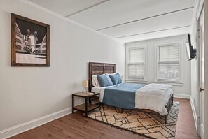 2 bedrooms, desk, iron/ironing board, WiFi