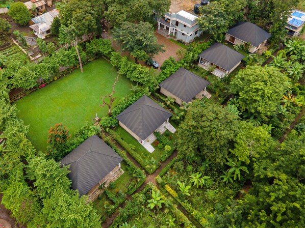 Individually furnished, desk, laptop workspace, soundproofing - KERAMA SILENT LODGE  (Arusha)