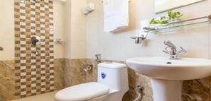 Shower, rainfall showerhead, towels, soap - MeroStay 190 HOMESTAY (Sainbu)