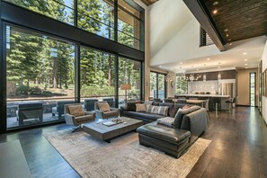 Fernseher, Kamin, Tischtennisplatte