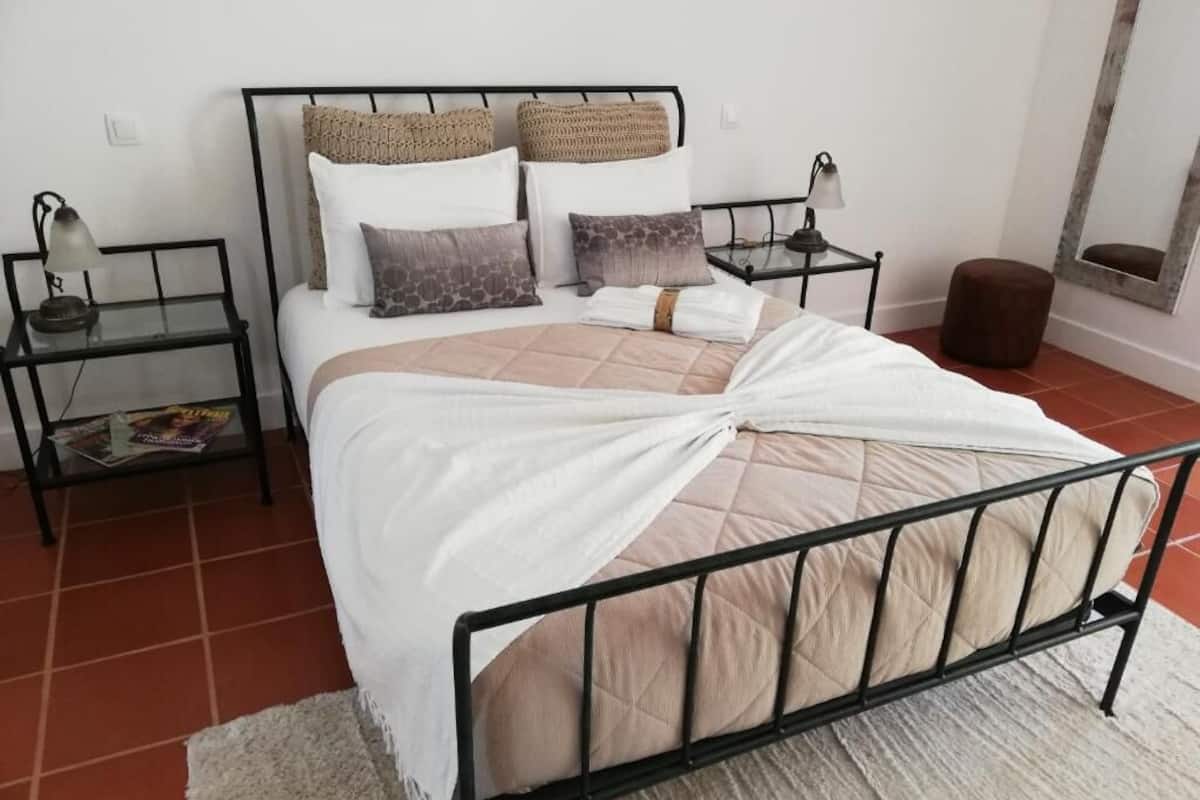 Deluxe Single Room | Premium bedding, free WiFi, bed sheets