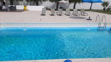 Piscina externa sazonal, guarda-sóis, espreguiçadeiras