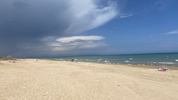 Vlak bij het strand, ligstoelen aan het strand