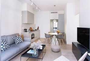 TV, offices - BROSSA - Apartment with Private Terrace (Barcelona)