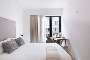 2 bedrooms, desk, iron/ironing board, WiFi - CERDÀ - Spacious Apartment in Eixample (Barcelona)