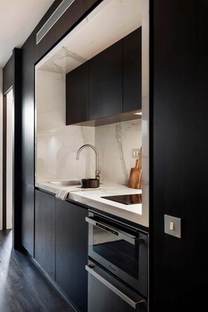 Kjøleskap, mikrobølgeovn, ovn og kokeplater