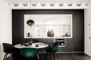 Réfrigérateur, four à micro-ondes, un four, surface de cuisson