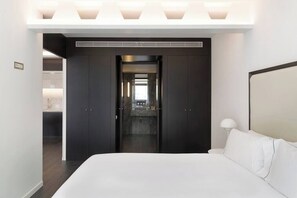 2 bedrooms, desk, iron/ironing board, WiFi - DANDELION - Spacious Barcelona Apartment with Spectacular Terrace (Barcelona)