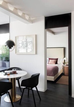 2 habitaciones, escritorio, tabla de planchar con plancha y wifi 