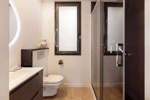 Shower, hair dryer, towels - GHAR / BARI / HEM / SPITI / KAAINGA / MANZIL- Two Bedroom Apartment with Balcony (Barcelona)