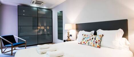 2 عدّة غرف نوم ومكواة/لوح كي وواي فاي وملاءات أسرّة