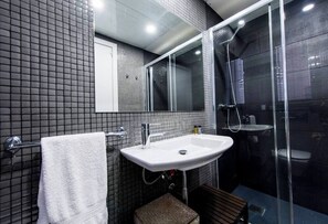 Een douche, een haardroger, handdoeken