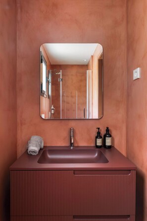 Shower, hair dryer, towels - BAILE - Two Bedroom Apartment with Terrace (Barcelona)
