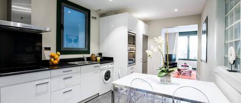 ثلاجة، ميكروويف، فرن، ماكينة لصنع القهوة/الشاي