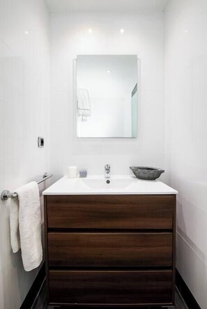 シャワー、ヘアドライヤー、タオル