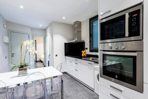 Jääkaappi, mikroaaltouuni, uuni, kahvin-/teenkeitin