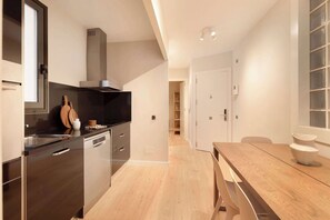Kühlschrank, Mikrowelle, Ofen, Geschirrspüler