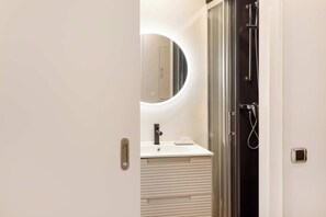 Douche, séchoir à cheveux, serviettes fournies